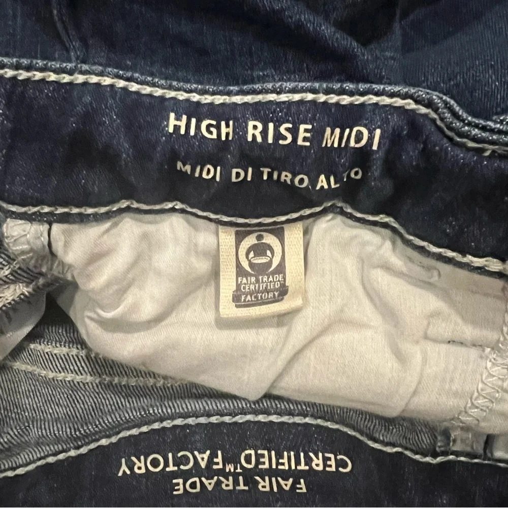 TARGET Universal Thread High Rise Midi Denim Shorts - 4/27 - Picture 4 of 4